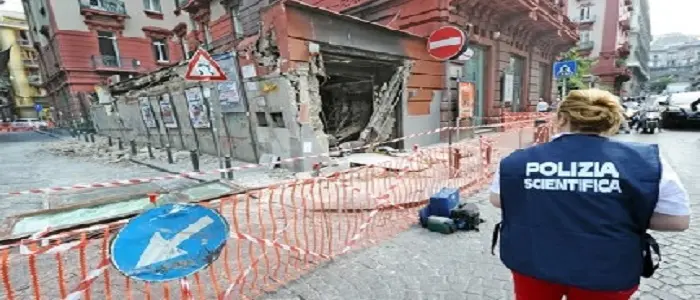 Incendiato un bar nella notte a Napoli