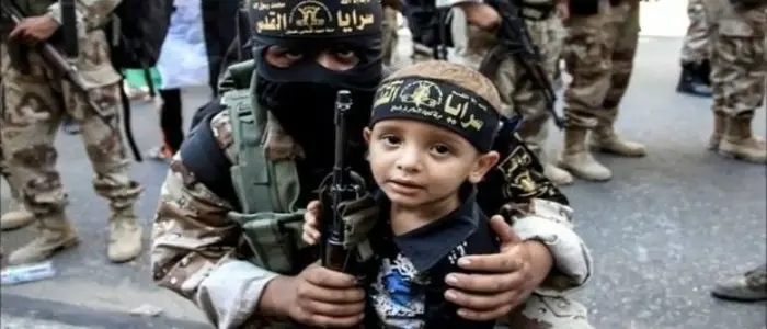 Video shock dell'Isis: un bambino uccide i prigionieri