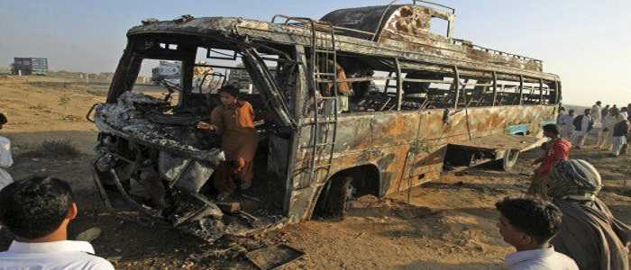 Pakistan: autobus contro camion, 57 morti
