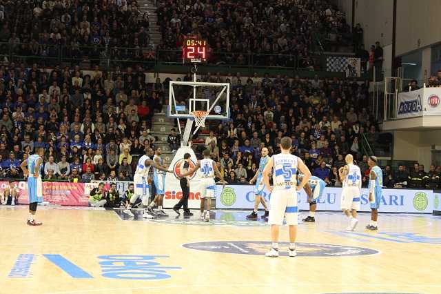 Basket, Dinamo sfida Cremona. L'anticipo della quindicesima giornata LIVE