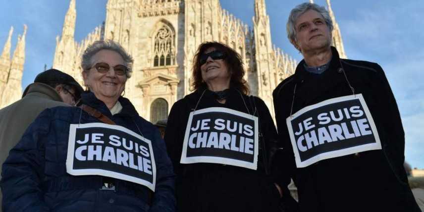 Milanesi e islamici insieme. In piazza Duomo solidarietà per le vittime di Charlie Hebdo