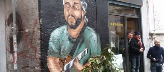 Pino Daniele, un concerto tributo a Piazza Plebiscito. Ceneri esposte al Maschio Angioino da lunedì.