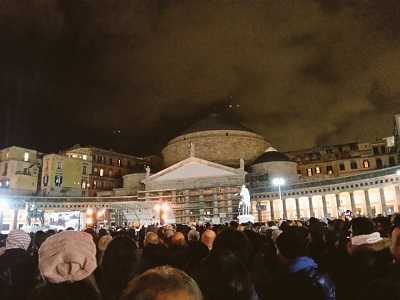 Funerali Pino Daniele, la folla abbraccia Piazza Plebiscito e le polemiche restano fuori. Foto-Video