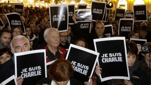Charlie Hebdo, identificati attentatori. Parigi in piazza con le matite al cielo. Allerta a Roma