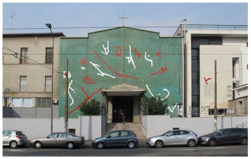 Non piace ai fedeli: rimosso il murale di Bros sulla facciata della chiesa