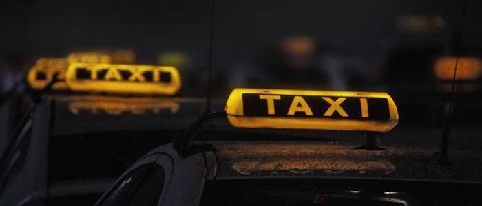 Londra: sospeso il tassista Uber che ha fatto scendere dal taxi una coppia di ragazzi gay