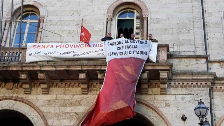 Calza della Befana da record a Perugia: “carbone al governo”