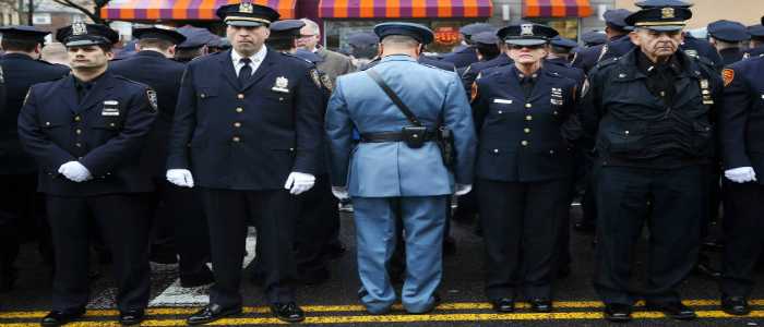 I poliziotti di New York accolgono il sindaco a spalle girate