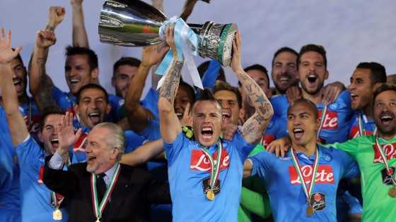 Il Napoli torna al San Paolo per un allenamento a porte aperte: in 25 mila festeggiano la Supercoppa