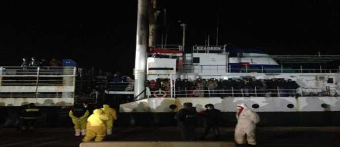 Immigrati: mercantile Ezadeen  attraccato a Corigliano 450 profughi