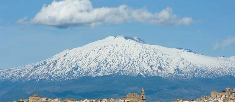 Etna, nuova emissione di cenere e fumo: il vulcano continua a dare spettacolo