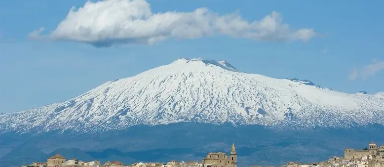 Etna, nuova emissione di cenere e fumo: il vulcano continua a dare spettacolo