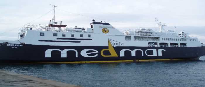 Traghetto si incaglia sulle coste di Ischia: passeggeri sotto shock