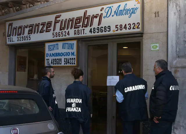 Mafia, agenzia funebre come luogo di incontro dei boss mafiosi. Sequestrata dallaGuardia di Finanza