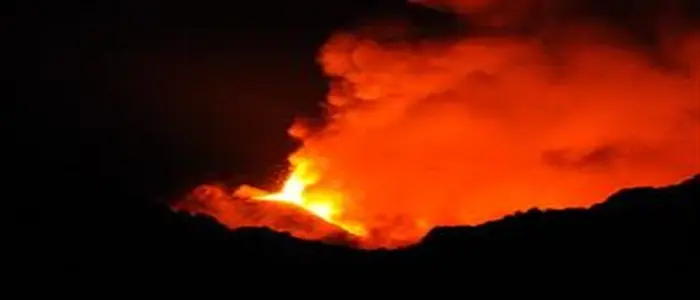 L'Etna anticipa i botti di fine anno.  A Muntagna torna a dare spettacolo
