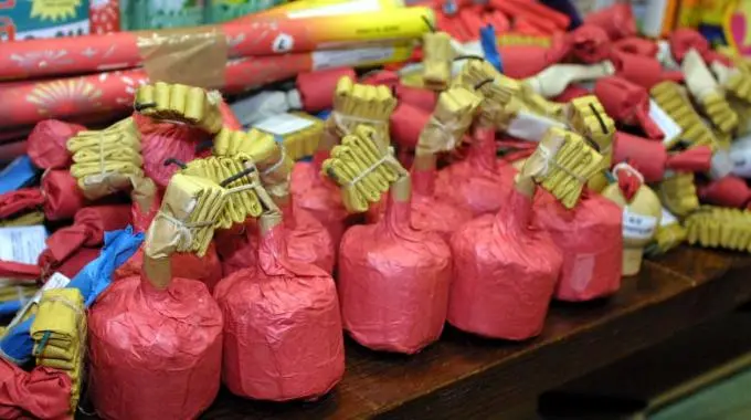 Milano, sequestrati 30000 fuochi d'artificio illegali. Il Comune: «Fate attenzione, sono pericolosi»