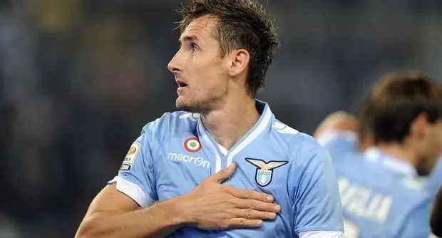 SS Lazio, Klose: "Gioco poco e non sono contento", ma l'attaccate esclude l'addio a Gennaio