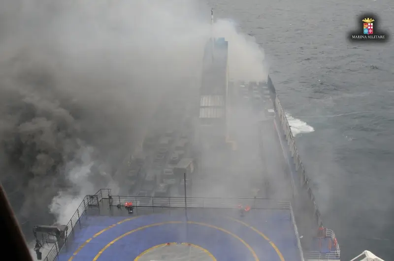 Traghetto Italiano và in fiamme al largo di Corfù, difficili i soccorsi