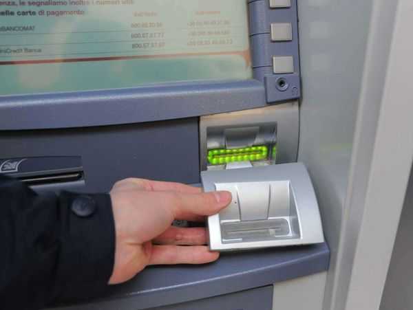 Bancomat manomesso con la tecnica dello skimmer: circa cinquanta le vittime