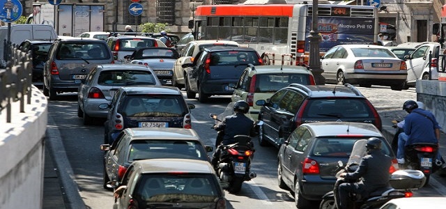 Campania: 569,5 auto in circolo per mille abitanti