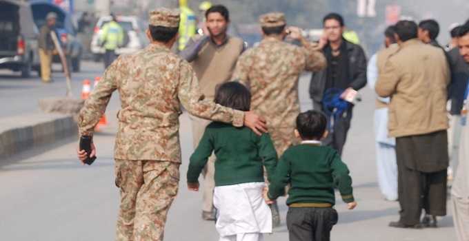 Pakistan, talebani attaccano scuola militare: strage di bambini