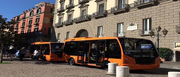 Napoli: inaugurati dal sindaco Luigi De Magistris undici nano bus