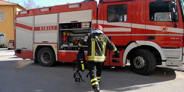 Incendio in una palazzina a Bari. Il bilancio: una donna morta e tre feriti