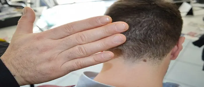 Schiaffeggia uno studente in classe: scatta la denuncia a Lecce