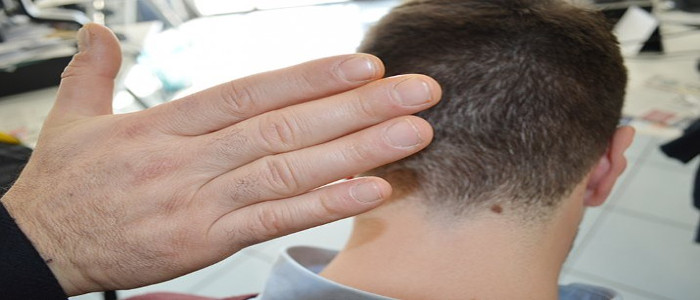 Schiaffeggia uno studente in classe: scatta la denuncia a Lecce