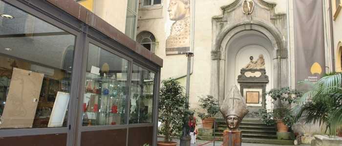 Napoli: visita guidata al Museo del Tesoro di San Gennaro con gli attori di "Un posto al sole"