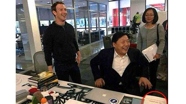 Facebook, una foto porta Zuckerberg nel mirino dei dissidenti cinesi