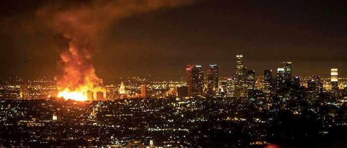 Incendio a Los Angeles, brucia un edificio in centro