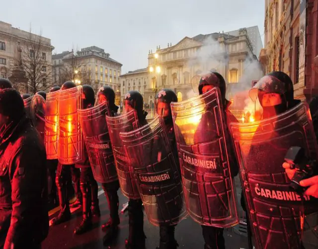 La prima alla scala, scontri tra manifestanti e polizia