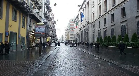 Napoli, via Toledo: rapina a casa di un anziano 90enne, rapinatori messi in fuga