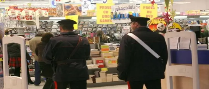 Ruba in un ipermercato un paio di scarpe: sorpresa mamma a Brindisi