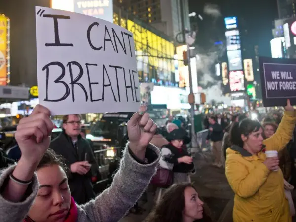 New York, scagionato l'agente che strangolò Eric Garner