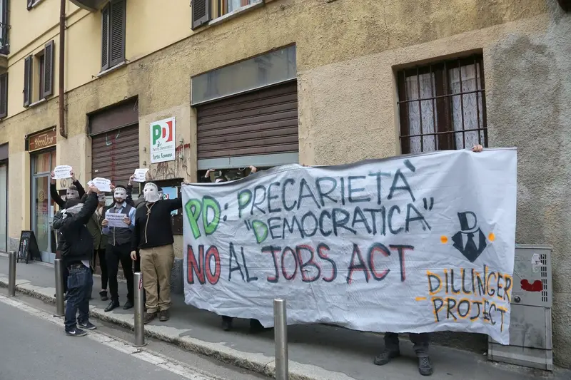 Milano, studenti e precari: «Sfiduciamo il Jobs Act». Blitz al circolo Pd di via Orti