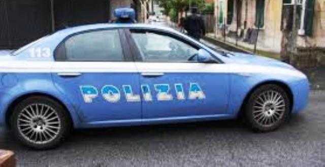 Roma: ventenne litiga con i genitori e tenta di lanciarsi nel vuoto, salvato da due poliziotti