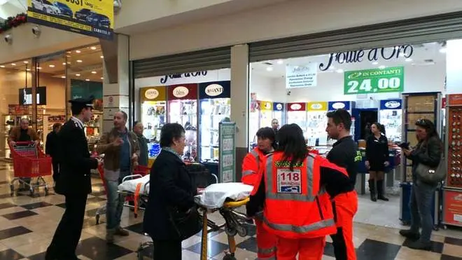 Rapinano una gioielleria a Brindisi: scoppia il panico nell'ipermercato