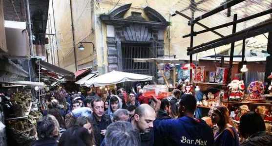 Assalto dei turisti a San Gregorio Armeno, i commercianti chiedono l'istituzione di un ticket