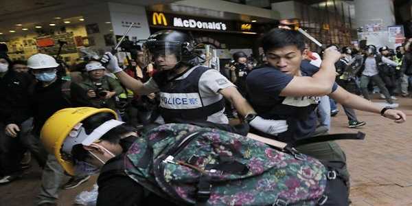 Hong Kong: migliaia di studenti di nuovo in piazza, scontri con la polizia