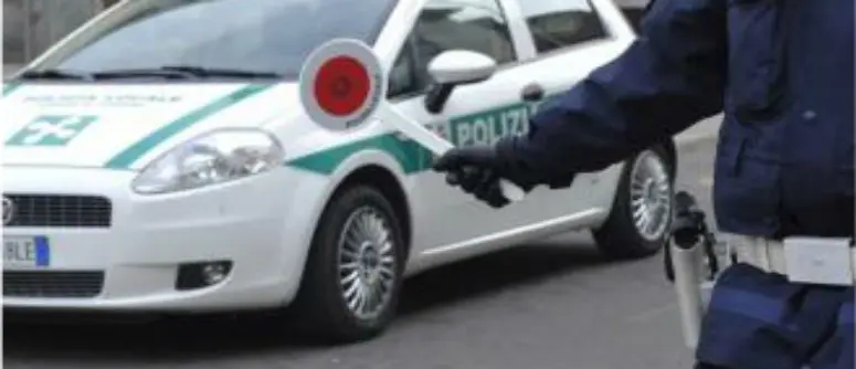 Vigile balla in mutande sul tavolo, bufera al comando della polizia locale