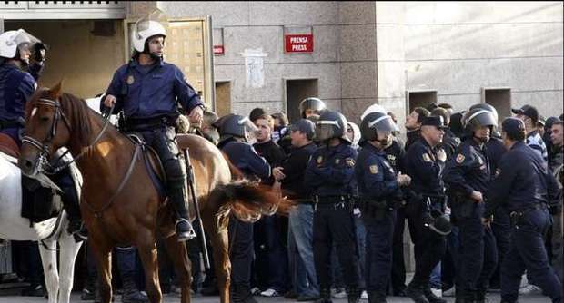 Madrid, scontri prima di Atletico-Deportivo: morto un tifoso