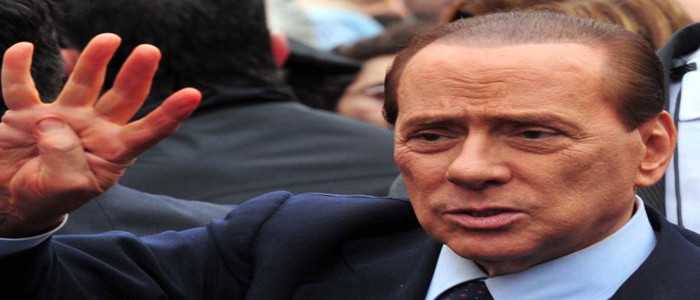 Berlusconi in Piazza S. Fedele a Milano: "Stampiamo una seconda moneta"