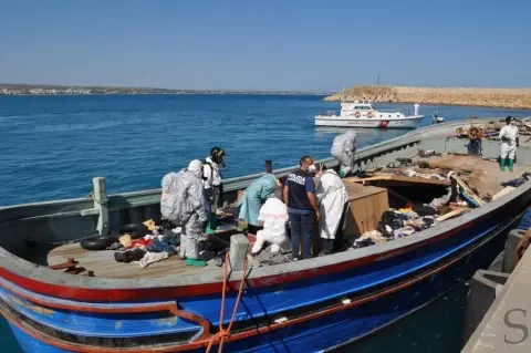 Arrivati 250 migranti a Pozzallo. Fermati 7 scafsti egiziani