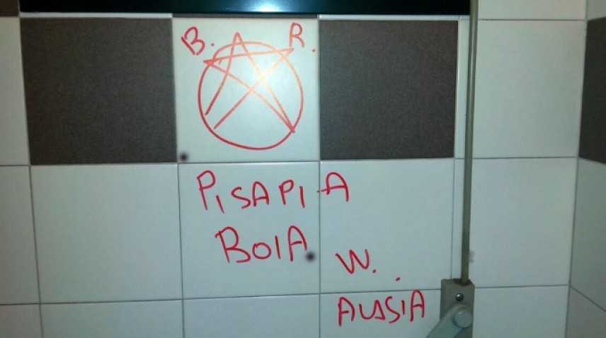 Minacce a Pisapia: stella delle Brigate Rosse nei bagni comunali