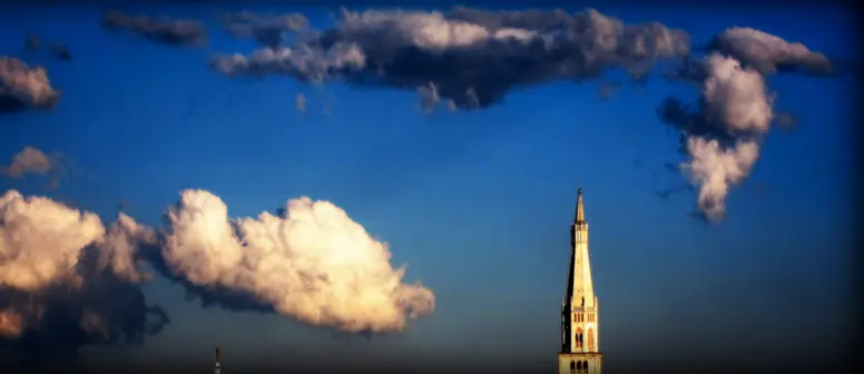 Modena, la Ghirlandina s'illumina contro la pena di morte