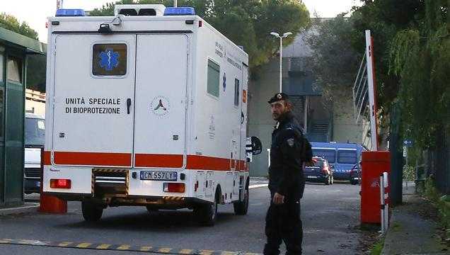 Ebola, primo italiano contagiato atterrato a Roma questa mattina