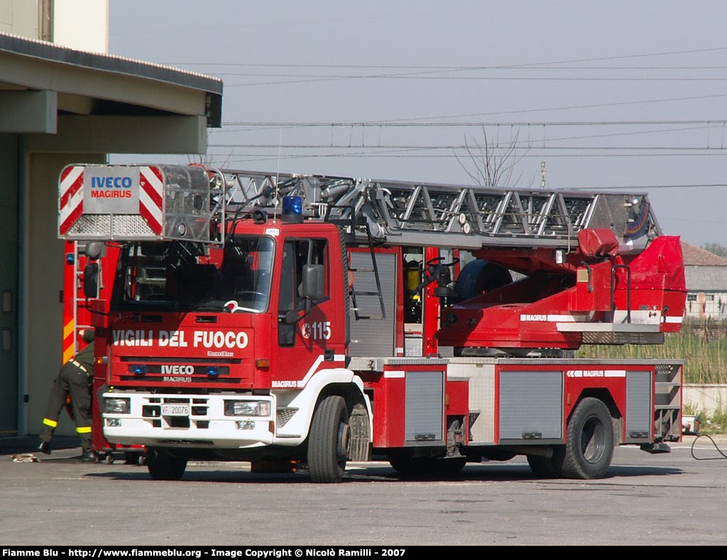 Paura a Brescia: incendio di una palazzina in via Boves, 3 feriti e 40 famiglie evacuate nella notte