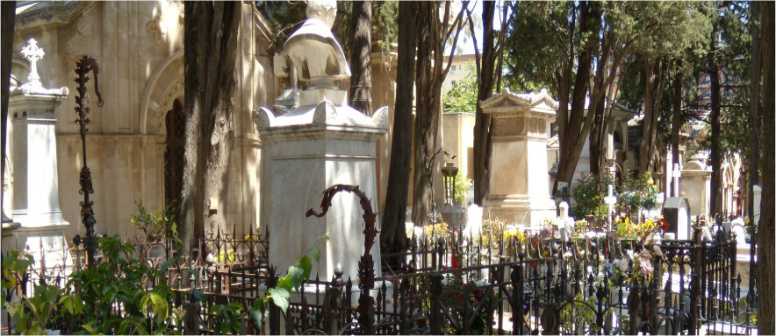Bergamo, cade nella tomba durante funerale: è grave
